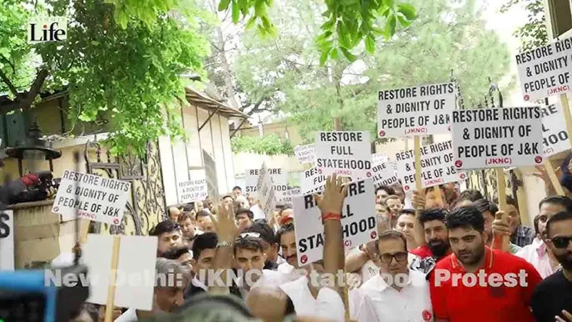 কাশ্মিরের পূর্ণ রাজ্যের মর্যাদার দাবিতে দিল্লিতে শত শত মানুষের বিক্ষোভ