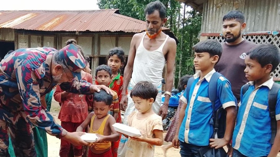 বন্যাকবলিত ২০০ শিশুর মাঝে খাবার বিতরণ করল বিজিবির নাইক্ষ্যংছড়ি ব্যাটালিয়ন