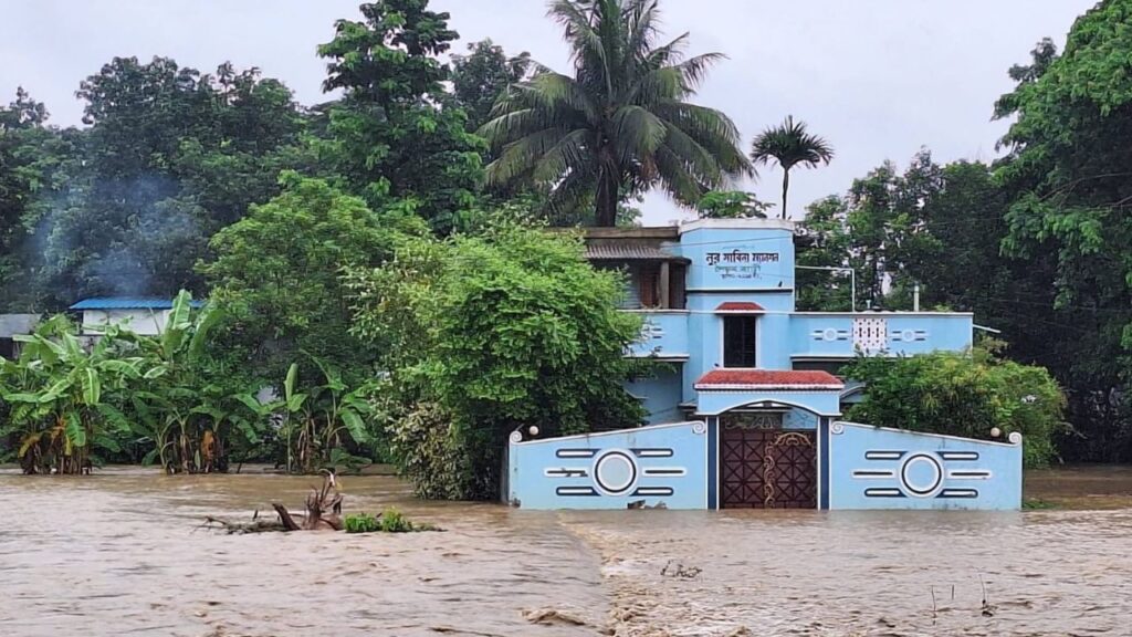 চট্টগ্রামে সব কর্মকর্তা-কর্মচারীর ছুটি বাতিল, ২৪ ঘণ্টা মাঠে প্রশাসন
