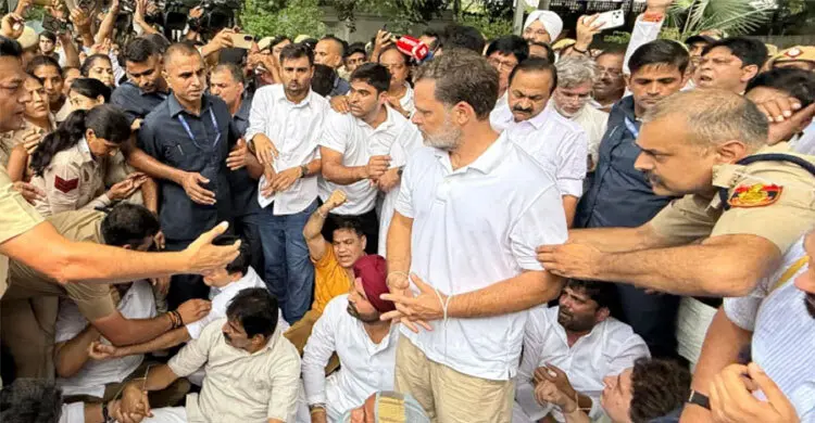 উত্তাল দিল্লি: রাহুল-প্রিয়াঙ্কা ও অখিলেশ যাদব আটক