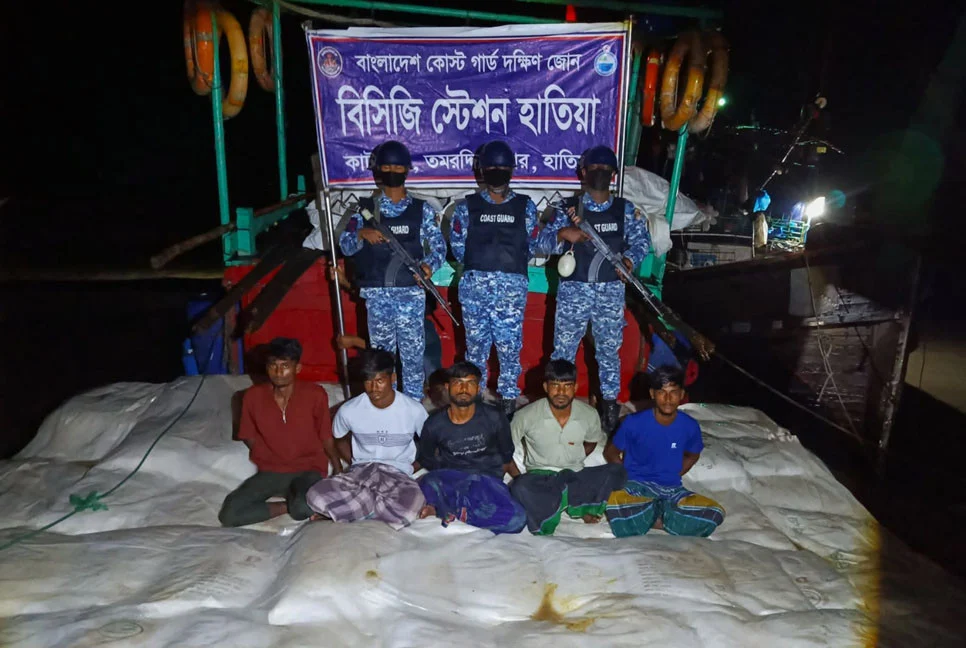 মিয়ানমারে পাচারের সময় ৭৬০ বস্তা সারসহ পাঁচজন আটক