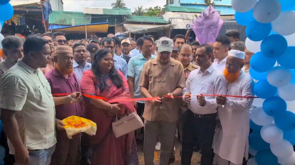 খাগড়াছড়িতে আধুনিক ‘পৌর কিচেন মার্কেট’ উদ্বোধন, ব্যবসায়ীদের মাঝে দোকান হস্তান্তর
