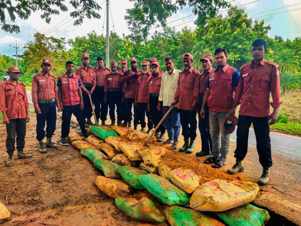 বন্যায় ক্ষতিগ্রস্ত সড়ক সংস্কার, সিমেন্টবোঝাই ট্রাক উদ্ধারে হিল ভিডিপি