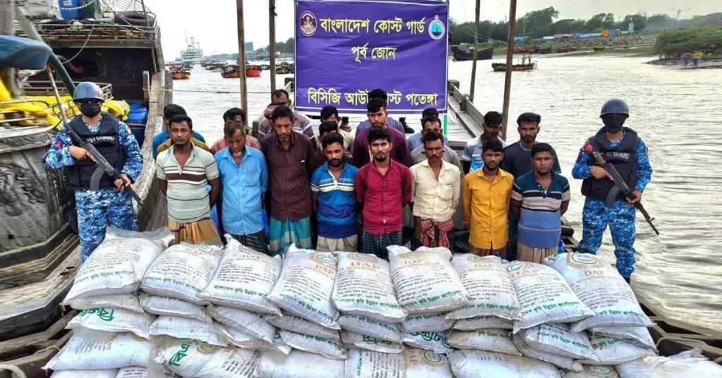 চট্টগ্রামে বিপুল সারসহ ২৩ পাচারকারীকে আটক করল কোস্ট গার্ড