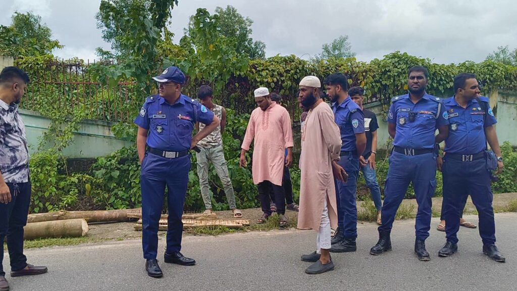টেকনাফে পালকি বাস থামিয়ে বিকাশের ৫৭ লাখ টাকা লুট, ছুরিকাঘাতে প্রতিনিধি আহত