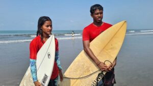 কক্সবাজারের সৈকত থেকে এশিয়ান গেমসের মঞ্চে বাংলাদেশের প্রথম নারী সার্ফার, ইতিহাসের পথে ফাতেমা