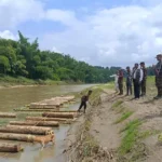 ফটিকছড়ির ধুরুং খাল থেকে ১৬ লাখ টাকার অবৈধ কাঠ ও বাঁশ উদ্ধার করল সেনাবাহিনী