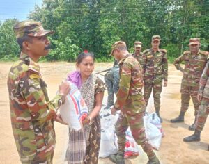 মাটিরাঙ্গার দুর্গম মরাটিলায় সেনাবাহিনীর মানবিক ছোঁয়া: বন্যাদুর্গতদের ত্রাণ, শতাধিক মানুষকে চিকিৎসাসেবা