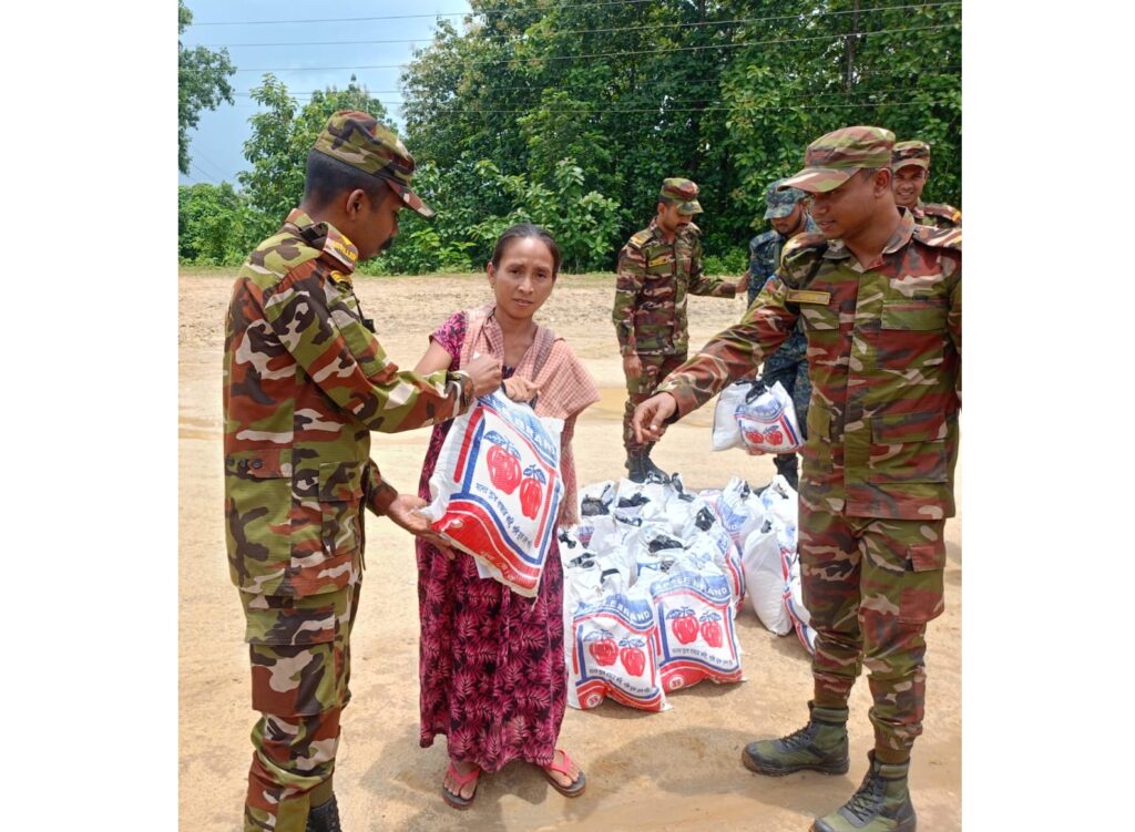 মাটিরাঙ্গার দুর্গম মরাটিলায় সেনাবাহিনীর মানবিক ছোঁয়া: বন্যাদুর্গতদের ত্রাণ, শতাধিক মানুষকে চিকিৎসাসেবা