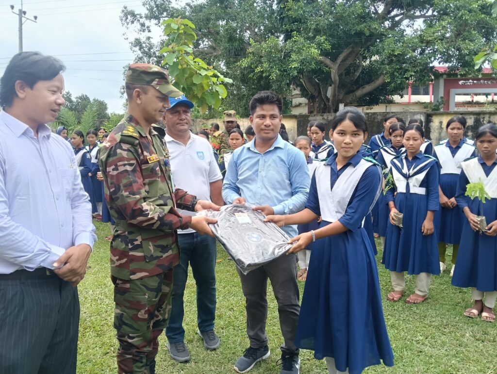 মাটিরাঙ্গায় সেনাবাহিনীর মানবিক উদ্যোগ: শিক্ষার্থীদের মাঝে স্কুল ব্যাগ, ক্রীড়া সামগ্রী ও চারা বিতরণ