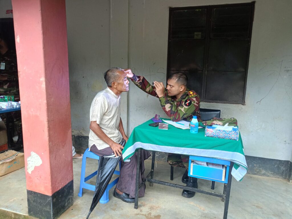 মাটিরাঙ্গায় সেনাবাহিনীর মেডিকেল ক্যাম্প, চিকিৎসাসেবা ও শিক্ষা উপকরণ বিতরণ