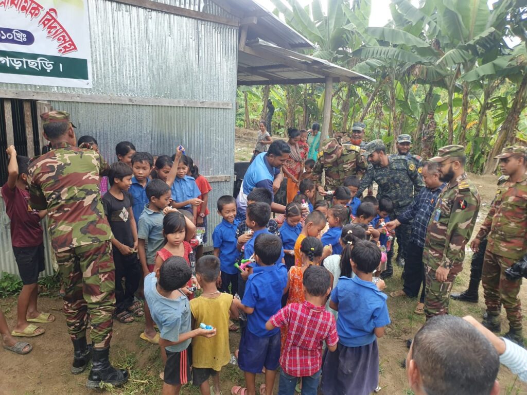 নাক্যাপাড়া স্কুলে সেনাবাহিনীর মাটিরাঙ্গা জোনের আর্থিক সহায়তা ও শিক্ষা উপকরণ বিতরণ