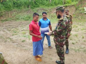 নাক্যাপাড়া স্কুলে সেনাবাহিনীর মাটিরাঙ্গা জোনের আর্থিক সহায়তা ও শিক্ষা উপকরণ বিতরণ
