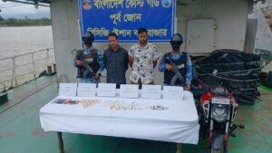 কক্সবাজারে ৩১ ভরি স্বর্ণালংকারসহ দুই চোরাচালানকারী আটক