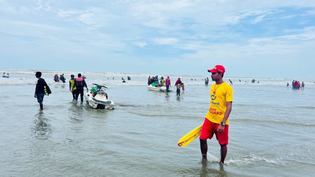 কক্সবাজার সমুদ্রে গোসলে নেমে পর্যটকের মৃত্যু, নিখোঁজ ১
