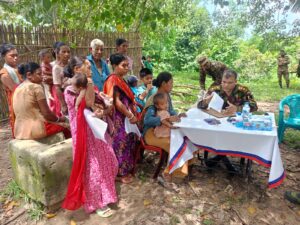 দুর্গম কাইলা সিং পাড়ায় সেনাবাহিনীর বিনামূল্যে স্বাস্থ্যসেবা, শিক্ষা উপকরণ পেল শিশুরা