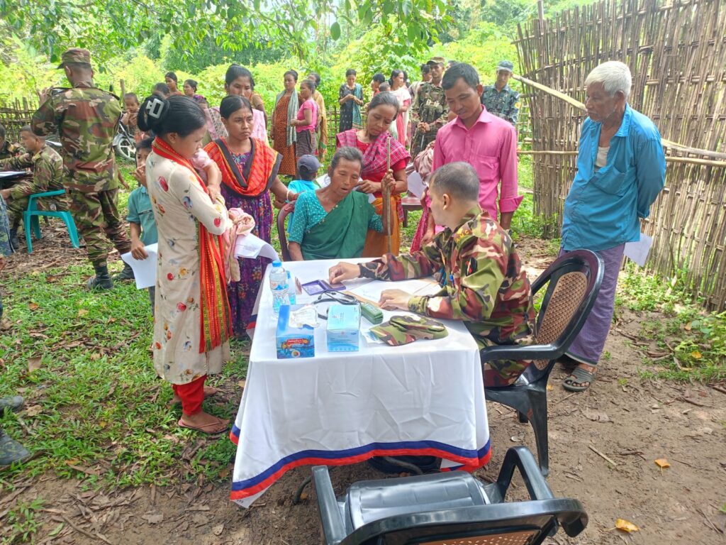 দুর্গম কাইলা সিং পাড়ায় সেনাবাহিনীর বিনামূল্যে স্বাস্থ্যসেবা, শিক্ষা উপকরণ পেল শিশুরা