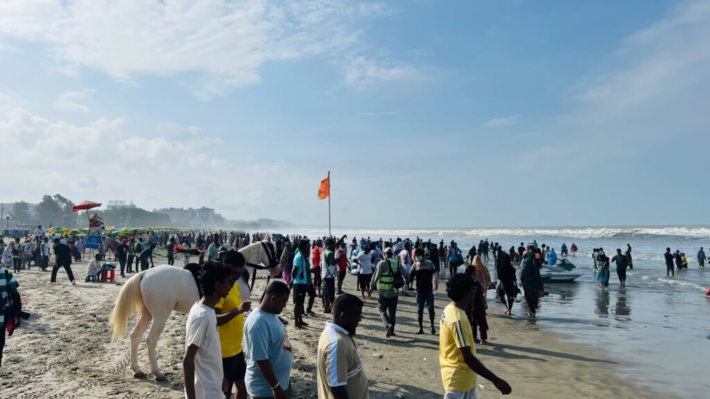 টানা ছুটিতে কক্সবাজারে পর্যটকের ভিড়