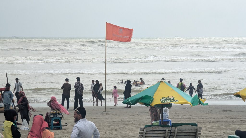 কক্সবাজারে ৩ নম্বর সংকেত, নির্দেশনা উপেক্ষা করে পানিতে নামছেন পর্যটকরা