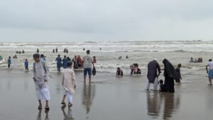 কক্সবাজারে ৩ নম্বর সংকেত, নির্দেশনা উপেক্ষা করে পানিতে নামছেন পর্যটকরা
