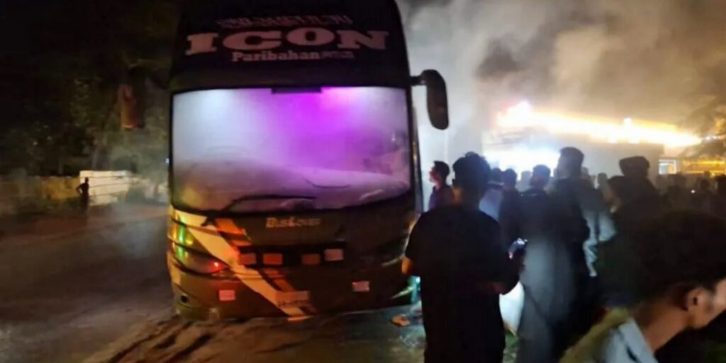 রামুতে ঢাকাগামী বাসে আগুন, অল্পের জন্য রক্ষা পেলেন ৩০ যাত্রী
