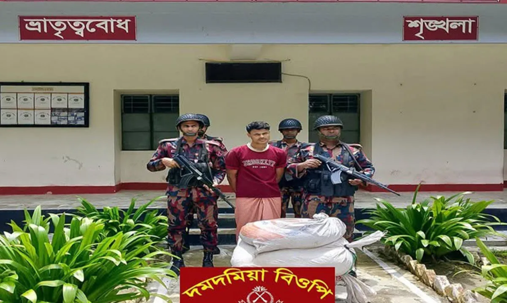 নাফ নদী দিয়ে মিয়ানমারে সার পাচারের চেষ্টা, বিজিবির অভিযানে রোহিঙ্গা আটক