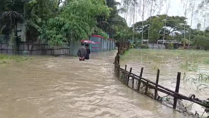 টেকনাফে টানা বৃষ্টিতে প্লাবিত নিম্নাঞ্চল, পানিতে তলিয়ে গেছে মসজিদ-মাদ্রাসা