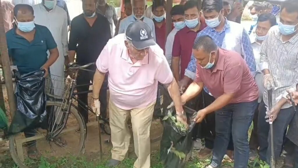 বান্দরবান সদর হাসপাতাল চত্বরে পরিচ্ছন্নতা অভিযানে এমপি সাচিং প্রু জেরী