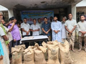 আলীকদমে বন্যার্ত ৪০০ পরিবারের মাঝে প্রধানমন্ত্রীর পক্ষ থেকে ত্রাণের চাল বিতরণ