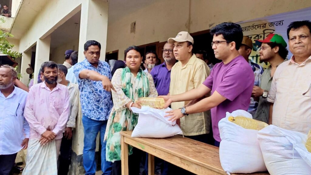 খাগড়াছড়িতে বন্যাদুর্গত ৯০০ পরিবারের মাঝে ত্রাণ বিতরণ
