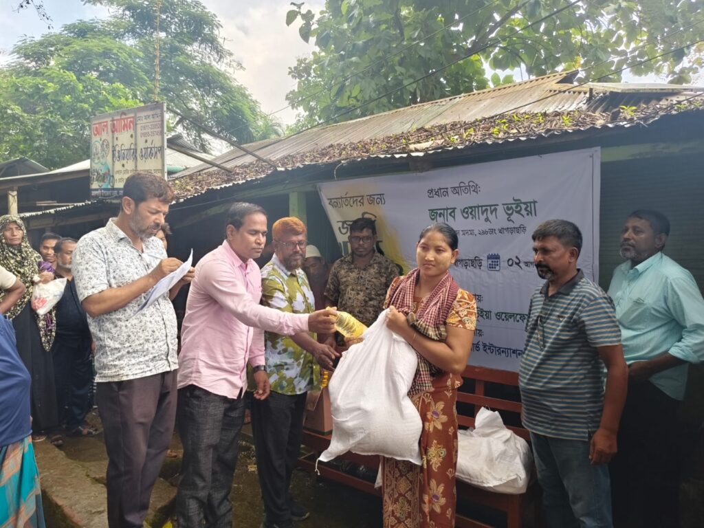 বন্যার্তদের পাশে এমপি ওয়াদুদ ভূঁইয়া, মহালছড়িতে ১০০ পরিবার পেল খাদ্যসহায়তা