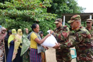 পাহাড়ধস ও বন্যাদুর্গত মানুষের পাশে সেনাবাহিনীর রাঙামাটি জোন, ১৩২ পরিবার পেল ত্রাণ সামগ্রী
