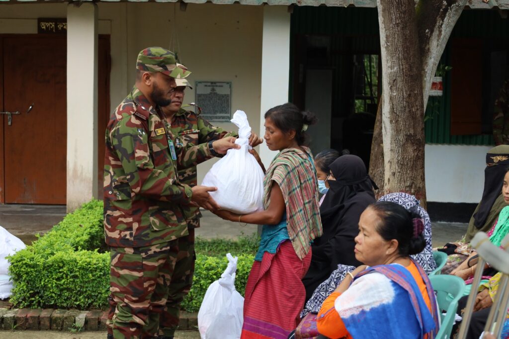 পাহাড়ধস ও বন্যাদুর্গত মানুষের পাশে সেনাবাহিনীর রাঙামাটি জোন, ১৩২ পরিবার পেল ত্রাণ সামগ্রী