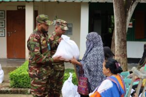 পাহাড়ধস ও বন্যাদুর্গত মানুষের পাশে সেনাবাহিনীর রাঙামাটি জোন, ১৩২ পরিবার পেল ত্রাণ সামগ্রী