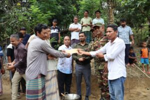আলীকদমে স্থানীয়দের সম্পৃক্ত করে সবুজ ভবিষ্যৎ গড়তে সেনাবাহিনীর অনন্য উদ্যোগ, ২০০ চারা বিতরণ
