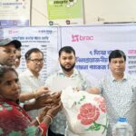 আলীকদমে বন্যাদুর্গত ২০০ পরিবারের পাশে ব্র্যাক ও ব্র্যাক ব্যাংক, খাদ্যসামগ্রী ও নগদ সহায়তা বিতরণ