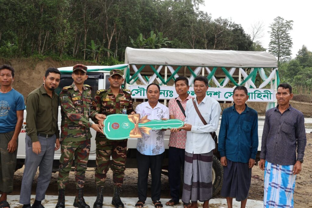 দুর্গম পাহাড়ে যাতায়াত সুবিধায় সেনাবাহিনীর আলীকদম জোন ও ১৭ ইসিবি’র উদ্যোগে চাঁদের গাড়ি ও নৌকা সেবা চালু