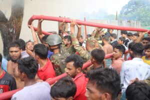 সেনাবাহিনীর তাৎক্ষণিক পদক্ষেপে ভয়াবহ অগ্নিকাণ্ড নিয়ন্ত্রণ, ক্ষয়ক্ষতি থেকে রক্ষা পেল গাঁথাছড়া