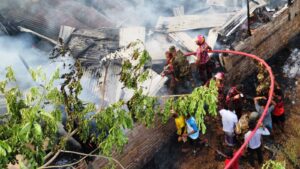 সেনাবাহিনীর তাৎক্ষণিক পদক্ষেপে ভয়াবহ অগ্নিকাণ্ড নিয়ন্ত্রণ, ক্ষয়ক্ষতি থেকে রক্ষা পেল গাঁথাছড়া