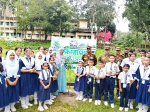 সবুজ ভবিষ্যৎ গড়তে কাপ্তাইয়ে সেনাবাহিনীর বৃক্ষরোপণ কর্মসূচি, শিক্ষার্থীদের মাঝে চারা বিতরণ