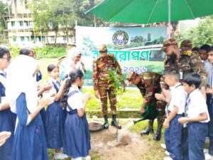 সবুজ ভবিষ্যৎ গড়তে কাপ্তাইয়ে সেনাবাহিনীর বৃক্ষরোপণ কর্মসূচি, শিক্ষার্থীদের মাঝে চারা বিতরণ