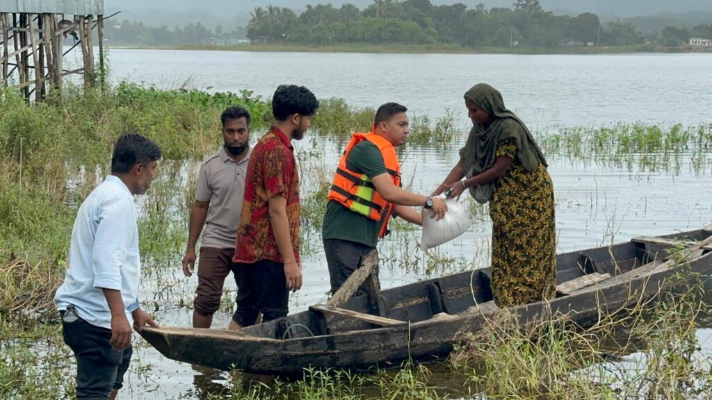 নৌকায় চড়ে ঘরে ঘরে ত্রাণ পৌঁছে দিলেন হাবীব আজম, মুগ্ধ সৈয়দ নগরবাসী