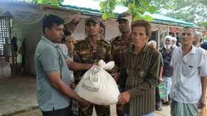বন্যাদুর্গত মানুষের পাশে সেনাবাহিনীর লংগদু জোন, ৪০ পরিবার পেল ত্রাণ সহায়তা