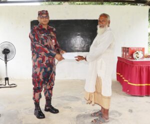 ৩ লাখ ২০ হাজার টাকার সহায়তা নিয়ে প্রান্তিক মানুষের পাশে বিজিবির রাজনগর ব্যাটালিয়ন