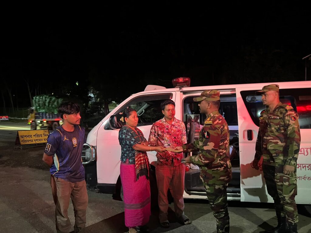 অসুস্থ মিথিনা চাকমার পাশে সেনাবাহিনীর সিন্দুকছড়ি জোন, মানবিক সহায়তায় স্বস্তি পরিবারে