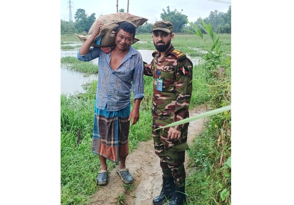 মহালছড়িতে পাহাড়ি-বাঙালি কৃষকদের পাশে সেনাবাহিনী, উচ্চ ফলনশীল ধানের বীজ বিতরণ