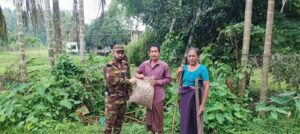 মহালছড়িতে পাহাড়ি-বাঙালি কৃষকদের পাশে সেনাবাহিনী, উচ্চ ফলনশীল ধানের বীজ বিতরণ