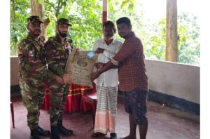 মহালছড়িতে পাহাড়ি-বাঙালি কৃষকদের পাশে সেনাবাহিনী, উচ্চ ফলনশীল ধানের বীজ বিতরণ