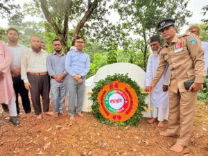 খাগড়াছড়ির রামগড়ে যথাযোগ্য মর্যাদায় জুলাই গণঅভ্যুত্থান দিবস-২০২৬ পালিত হয়েছে। দিবসটি উপলক্ষে শহীদদের প্রতি শ্রদ্ধা নিবেদন, আলোচনা সভা এবং বিভিন্ন প্রতিযোগিতায় বিজয়ীদের মধ্যে পুরস্কার বিতরণ করা হয়।

বুধবার (৫ আগস্ট) সকালে উপজেলা প্রশাসনের উদ্যোগে উপজেলা পরিষদ সম্মেলন কক্ষে আলোচনা সভার আয়োজন করা হয়। এতে সভাপতিত্ব করেন উপজেলা নির্বাহী কর্মকর্তা (ইউএনও) কাজী শামীম।

আলোচনা সভায় বক্তব্য দেন জুলাই শহীদ আব্দুল মজিদের বাবা আমিন মিয়া, রামগড় থানার ভারপ্রাপ্ত কর্মকর্তা (ওসি) মো. নাজির আলম, খাগড়াছড়ি জেলা বিএনপির সহ-সভাপতি হাফেজ আহমেদ ভূঁইয়া, রামগড় পৌর বিএনপির সভাপতি বাহার উদ্দিন, বাংলাদেশ জামায়াতে ইসলামীর রামগড় উপজেলা আমির ফয়জুর রহমান, উপজেলা জামায়াতের সাধারণ সম্পাদক আনোয়ার হোসেন এবং সাংবাদিক প্রতিনিধি শাহসহ অন্যান্য অতিথিরা।

বক্তারা জুলাই গণঅভ্যুত্থানের ঐতিহাসিক গুরুত্ব তুলে ধরে শহীদদের আত্মত্যাগ গভীর শ্রদ্ধার সঙ্গে স্মরণ করেন। তারা বলেন, গণতন্ত্র, ন্যায়বিচার ও জনগণের অধিকার প্রতিষ্ঠার আন্দোলনে জুলাইয়ের চেতনা ভবিষ্যৎ প্রজন্মের জন্য প্রেরণার উৎস হয়ে থাকবে।

আলোচনা সভা শেষে জুলাই গণঅভ্যুত্থান দিবস উপলক্ষে আয়োজিত চিত্রাঙ্কন, আবৃত্তি ও রচনা প্রতিযোগিতায় বিজয়ী বিভিন্ন শিক্ষাপ্রতিষ্ঠানের শিক্ষার্থীদের হাতে পুরস্কার তুলে দেন অতিথিরা।

এর আগে সকালে উপজেলা প্রশাসনের উদ্যোগে নাকাপা এলাকায় জুলাই শহীদ আব্দুল মজিদের কবর জিয়ারত ও পুষ্পস্তবক অর্পণের মাধ্যমে দিবসের কর্মসূচি শুরু হয়। এ সময় উপজেলা প্রশাসন, বাংলাদেশ পুলিশ, রামগড় পৌরসভা, উপজেলা ও পৌর বিএনপি এবং বিভিন্ন সামাজিক ও রাজনৈতিক সংগঠনের নেতাকর্মীরা শহীদের প্রতি শ্রদ্ধা জানান এবং তাঁর আত্মার মাগফিরাত কামনায় বিশেষ দোয়া ও মোনাজাতে অংশ নেন।
