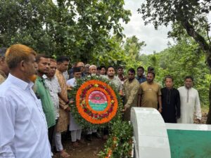 খাগড়াছড়ির রামগড়ে যথাযোগ্য মর্যাদায় জুলাই গণঅভ্যুত্থান দিবস-২০২৬ পালিত হয়েছে। দিবসটি উপলক্ষে শহীদদের প্রতি শ্রদ্ধা নিবেদন, আলোচনা সভা এবং বিভিন্ন প্রতিযোগিতায় বিজয়ীদের মধ্যে পুরস্কার বিতরণ করা হয়।

বুধবার (৫ আগস্ট) সকালে উপজেলা প্রশাসনের উদ্যোগে উপজেলা পরিষদ সম্মেলন কক্ষে আলোচনা সভার আয়োজন করা হয়। এতে সভাপতিত্ব করেন উপজেলা নির্বাহী কর্মকর্তা (ইউএনও) কাজী শামীম।

আলোচনা সভায় বক্তব্য দেন জুলাই শহীদ আব্দুল মজিদের বাবা আমিন মিয়া, রামগড় থানার ভারপ্রাপ্ত কর্মকর্তা (ওসি) মো. নাজির আলম, খাগড়াছড়ি জেলা বিএনপির সহ-সভাপতি হাফেজ আহমেদ ভূঁইয়া, রামগড় পৌর বিএনপির সভাপতি বাহার উদ্দিন, বাংলাদেশ জামায়াতে ইসলামীর রামগড় উপজেলা আমির ফয়জুর রহমান, উপজেলা জামায়াতের সাধারণ সম্পাদক আনোয়ার হোসেন এবং সাংবাদিক প্রতিনিধি শাহসহ অন্যান্য অতিথিরা।

বক্তারা জুলাই গণঅভ্যুত্থানের ঐতিহাসিক গুরুত্ব তুলে ধরে শহীদদের আত্মত্যাগ গভীর শ্রদ্ধার সঙ্গে স্মরণ করেন। তারা বলেন, গণতন্ত্র, ন্যায়বিচার ও জনগণের অধিকার প্রতিষ্ঠার আন্দোলনে জুলাইয়ের চেতনা ভবিষ্যৎ প্রজন্মের জন্য প্রেরণার উৎস হয়ে থাকবে।

আলোচনা সভা শেষে জুলাই গণঅভ্যুত্থান দিবস উপলক্ষে আয়োজিত চিত্রাঙ্কন, আবৃত্তি ও রচনা প্রতিযোগিতায় বিজয়ী বিভিন্ন শিক্ষাপ্রতিষ্ঠানের শিক্ষার্থীদের হাতে পুরস্কার তুলে দেন অতিথিরা।

এর আগে সকালে উপজেলা প্রশাসনের উদ্যোগে নাকাপা এলাকায় জুলাই শহীদ আব্দুল মজিদের কবর জিয়ারত ও পুষ্পস্তবক অর্পণের মাধ্যমে দিবসের কর্মসূচি শুরু হয়। এ সময় উপজেলা প্রশাসন, বাংলাদেশ পুলিশ, রামগড় পৌরসভা, উপজেলা ও পৌর বিএনপি এবং বিভিন্ন সামাজিক ও রাজনৈতিক সংগঠনের নেতাকর্মীরা শহীদের প্রতি শ্রদ্ধা জানান এবং তাঁর আত্মার মাগফিরাত কামনায় বিশেষ দোয়া ও মোনাজাতে অংশ নেন।